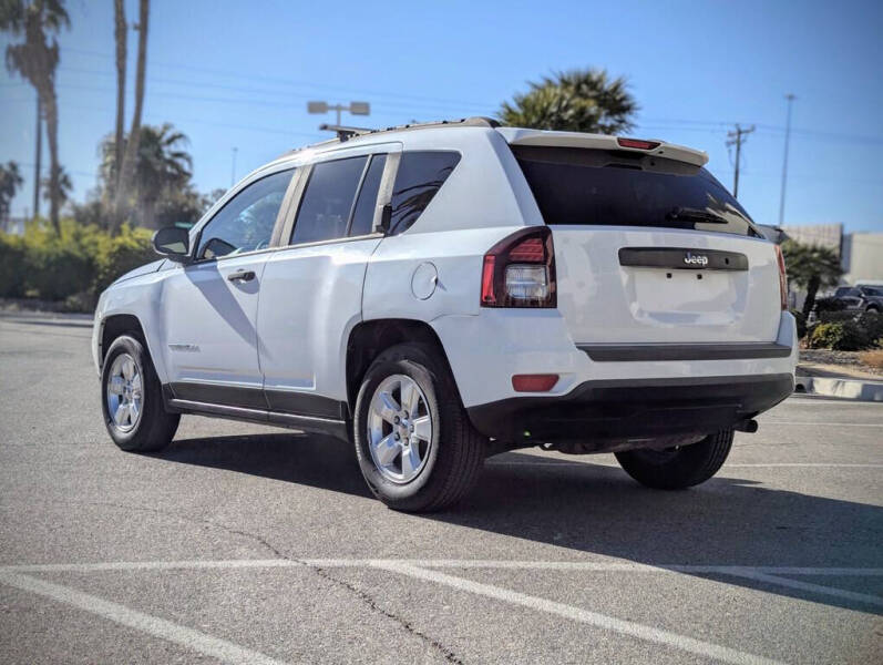 2015 Jeep Compass Sport photo 4