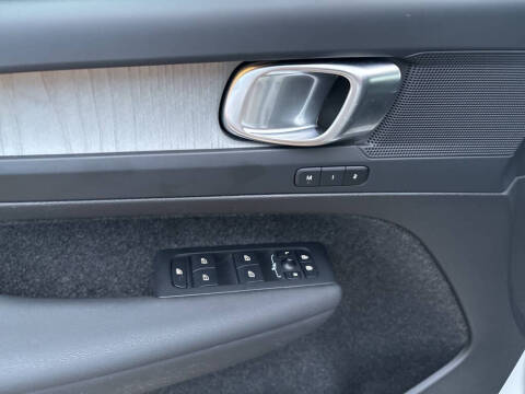 2025 Volvo XC40 B5 Plus Dark Theme