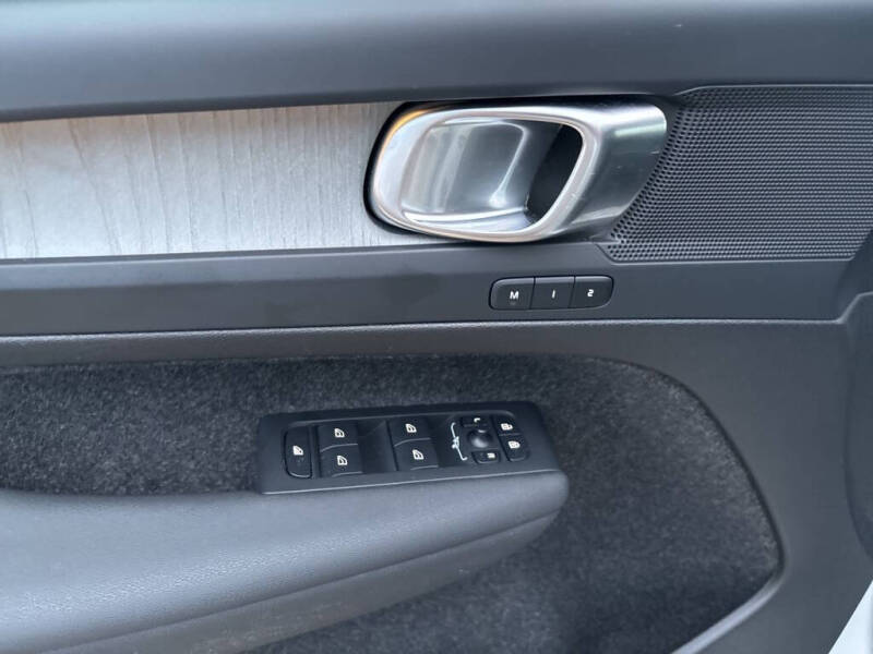 2025 Volvo XC40 B5 Plus Dark Theme