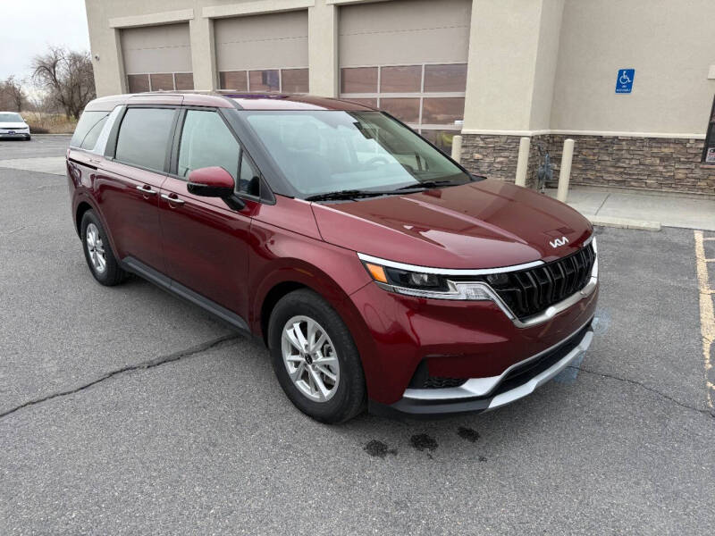 2024 Kia Carnival LX's photo