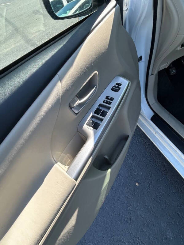 2014 Toyota Prius v Five