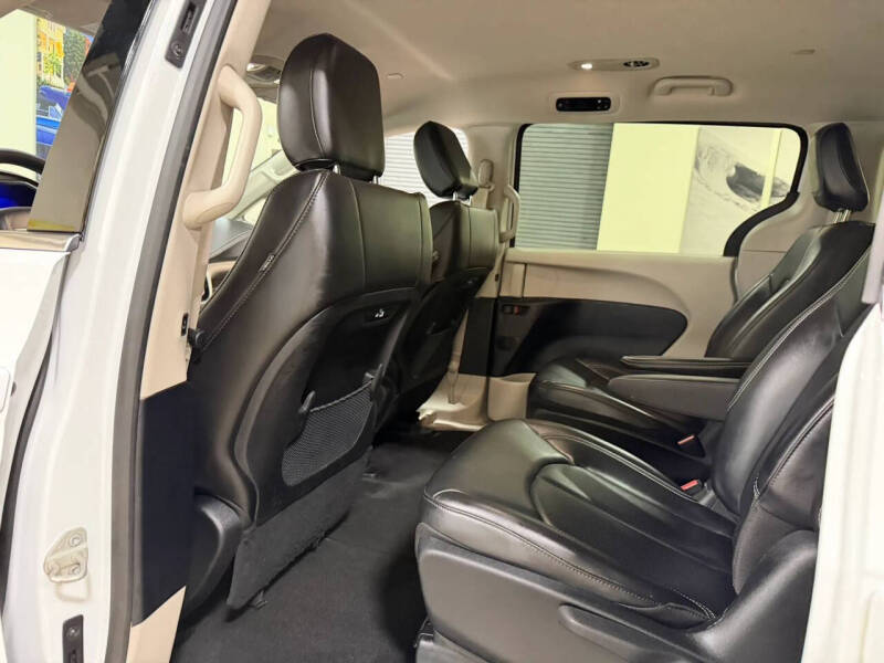 2023 Chrysler Pacifica Plug-In Hybrid Touring L