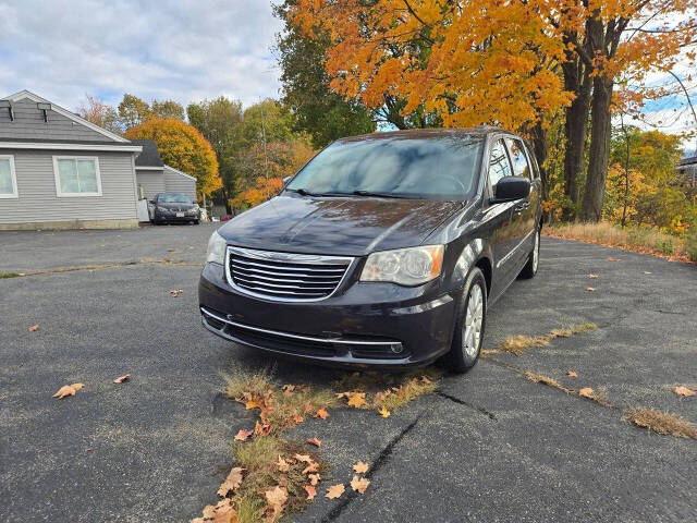 2014 Chrysler Town & Country Touring's photo