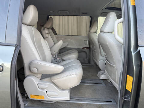 2013 Toyota Sienna XLE 8-Passenger