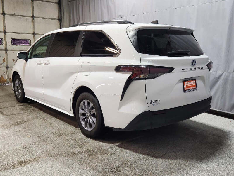 2025 Toyota Sienna LE 8-Passenger