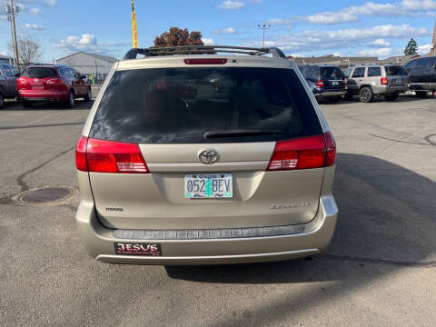2004 Toyota Sienna LE 8 Passenger