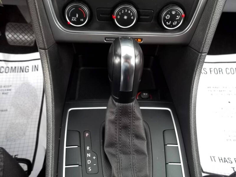 2014 Volkswagen Passat 1.8T S PZEV