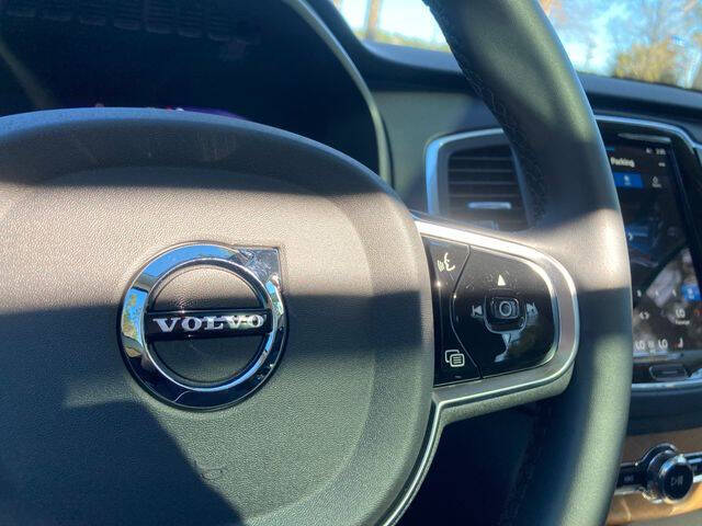 2025 Volvo XC90 T8 Core Bright Theme