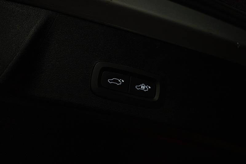 2023 Volvo XC40 B4 Ultimate Dark Theme