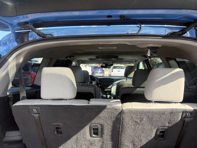 2021 Honda Pilot Touring w/Rear Captain's Chairs