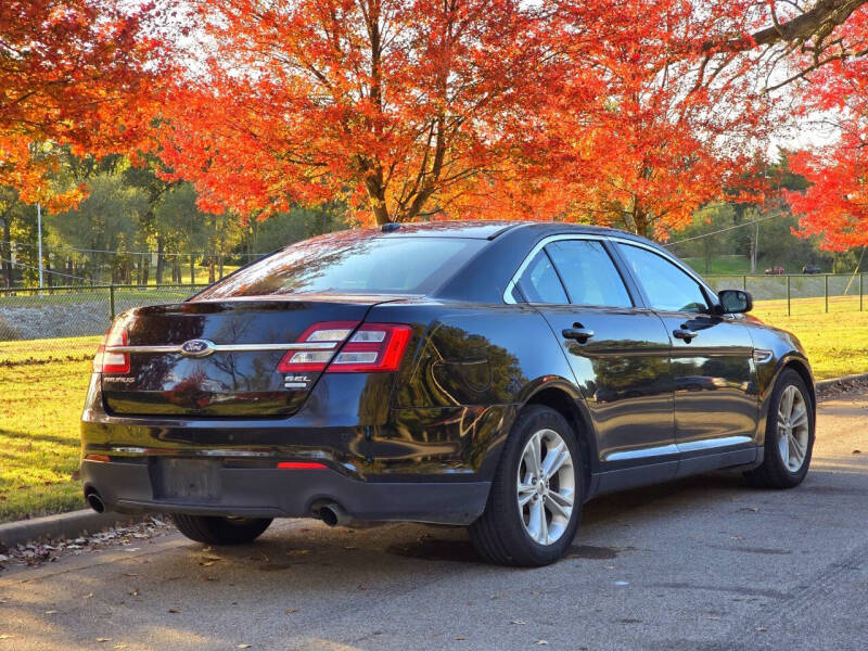 2016 Ford Taurus SEL photo 4