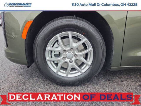 2027 Chrysler Pacifica Select