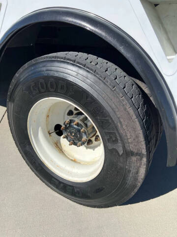 2011 Freightliner M2 106