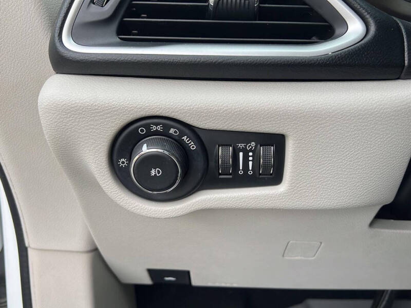 2017 Chrysler Pacifica Touring-L