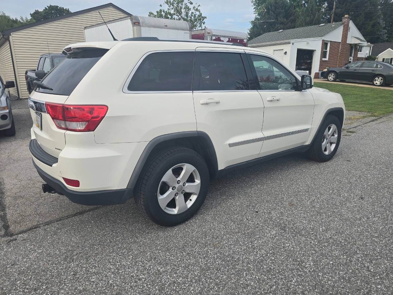 2011 Jeep Grand Cherokee for sale at QUEENSGATE AUTO SALES in York, PA