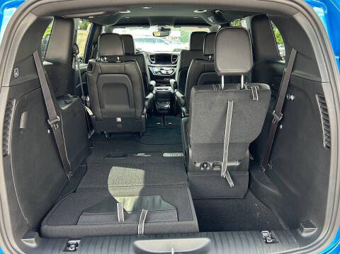 2027 Chrysler Pacifica Select