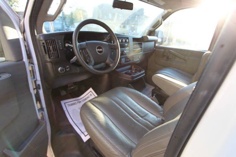 2020 GMC Savana Passenger LS photo 20