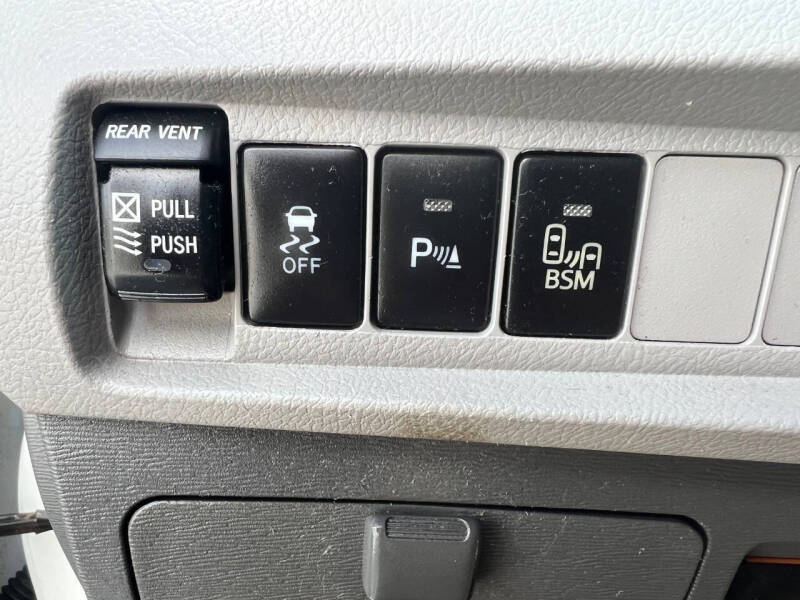 2017 Toyota Sienna XLE 7-Passenger Auto Access Seat