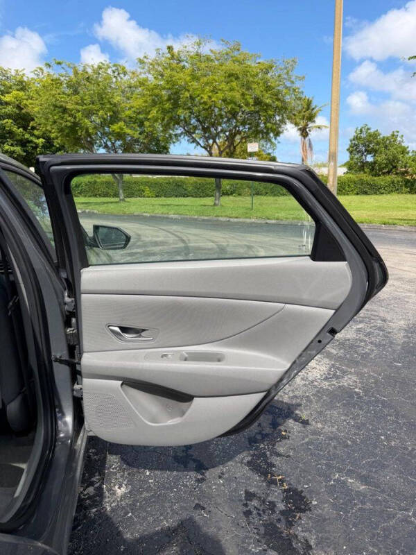 2024 Hyundai Elantra SE