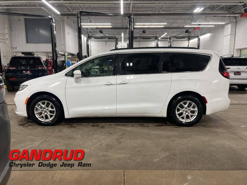 2022 Chrysler Pacifica Touring L's photo