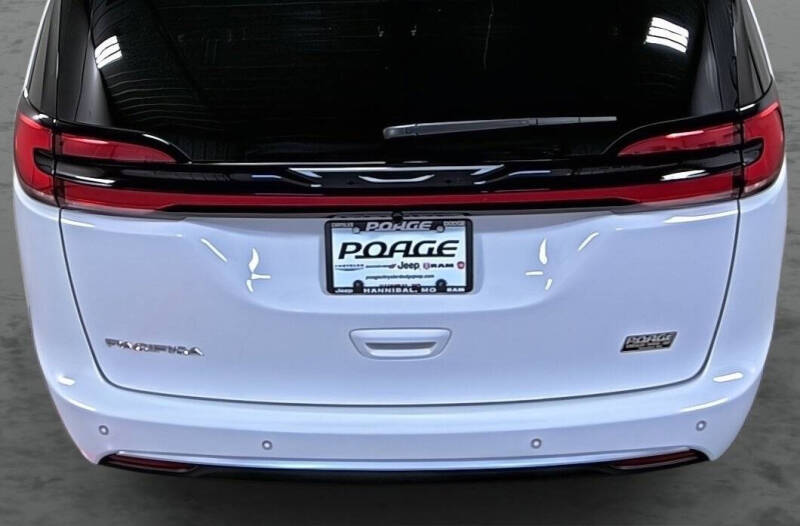 2027 Chrysler Pacifica Select
