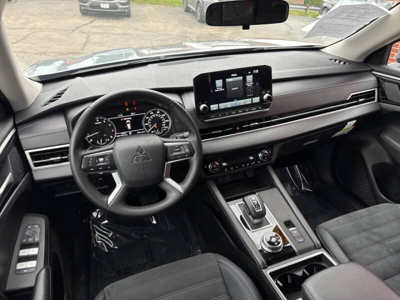 2024 Mitsubishi Outlander SE