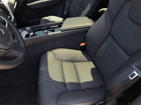 2025 Volvo XC60 B5 Plus Dark Theme