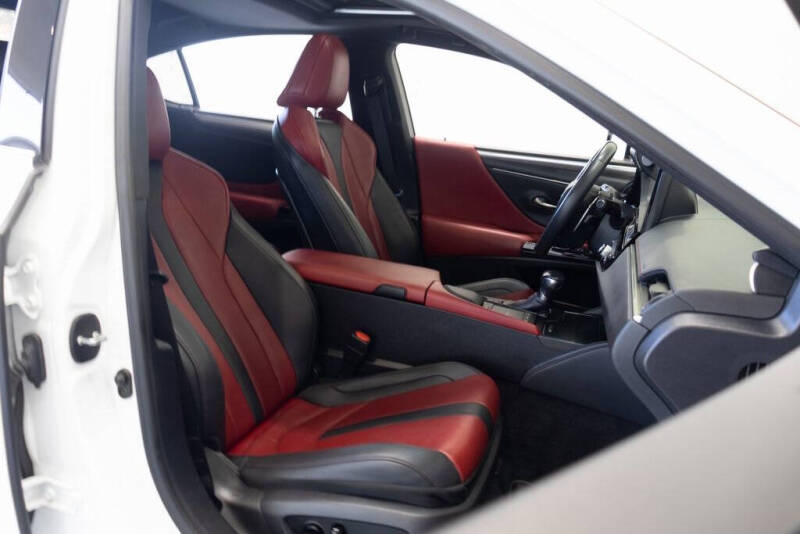 2022 Lexus ES 300h F SPORT