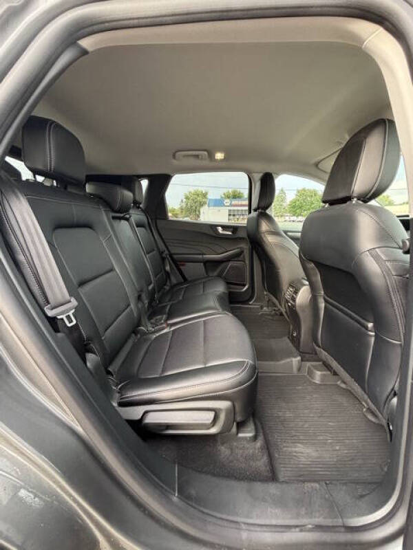 2022 Ford Escape Hybrid Titanium