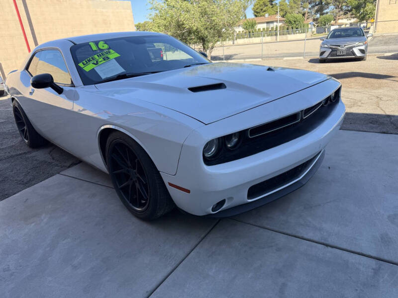2016 Dodge Challenger R/T's photo