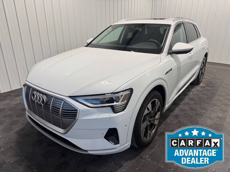 2022 Audi e-tron Premium Plus's photo