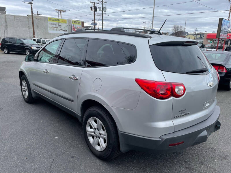 2009 Chevrolet Traverse LS photo 2