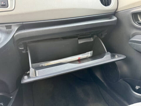 2013 Toyota Yaris 5-Door LE