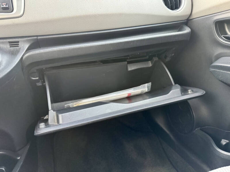 2013 Toyota Yaris 5-Door LE