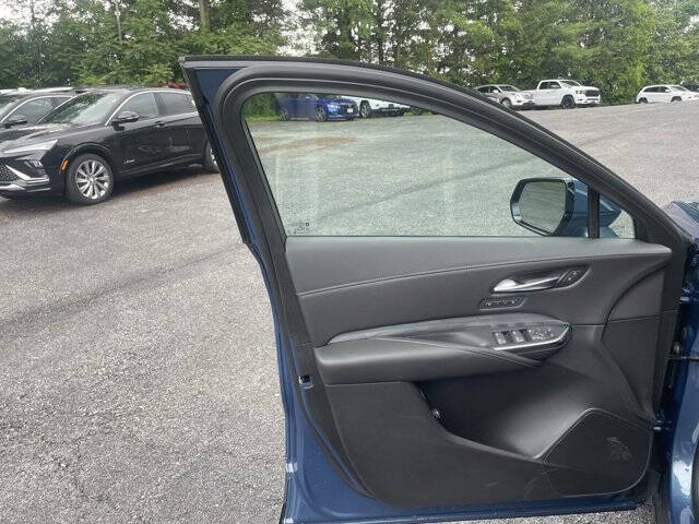 2025 Cadillac XT4 Premium Luxury