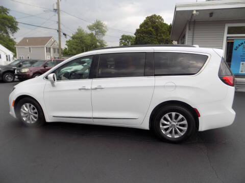2017 Chrysler Pacifica Touring-L
