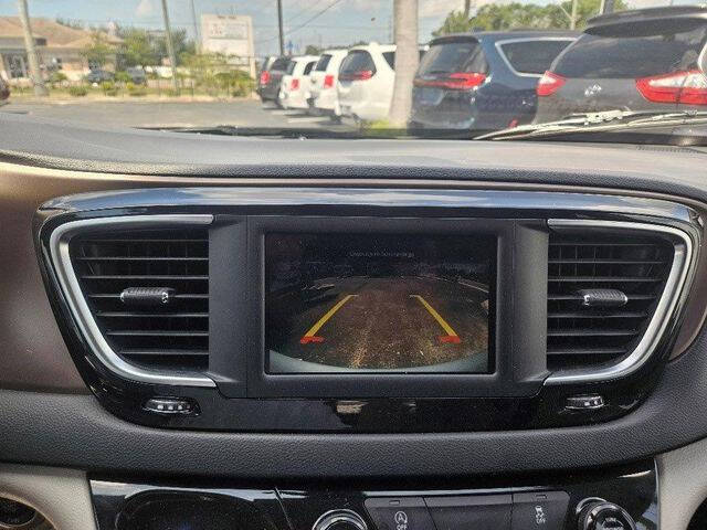 2022 Chrysler Voyager LX