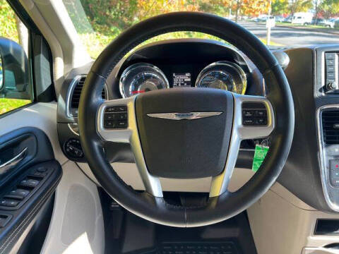 2013 Chrysler Town and Country Touring