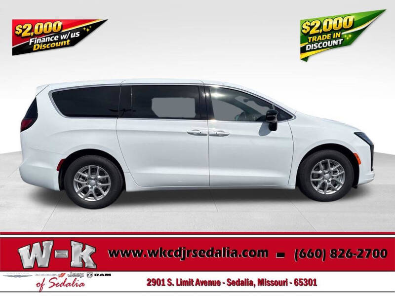 2027 Chrysler Pacifica Select