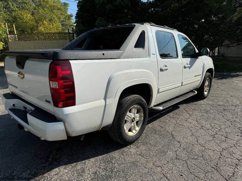 2011 Chevrolet Avalanche LT photo 14