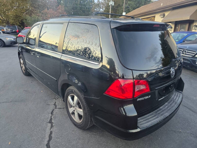 2011 Volkswagen Routan SE
