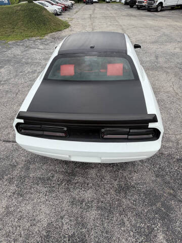 2017 Dodge Challenger SXT Plus