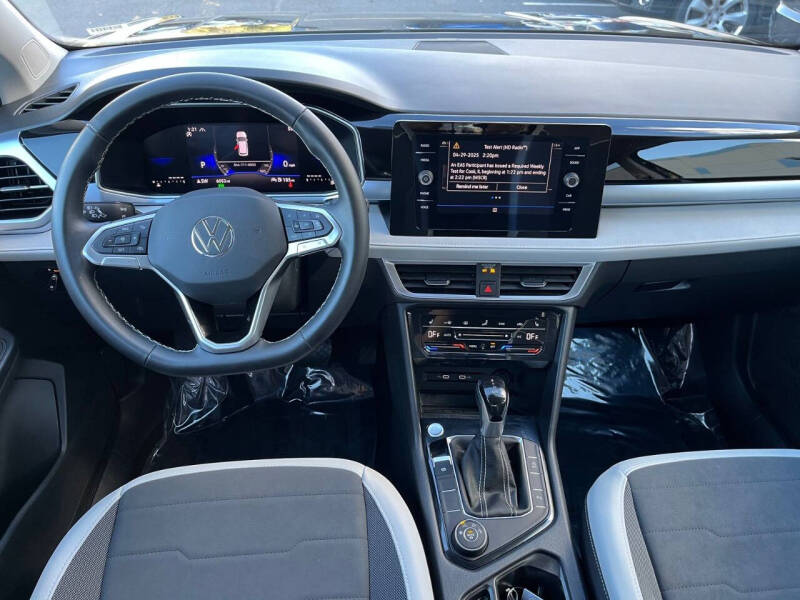 2025 Volkswagen Taos SE 4Motion