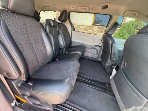 2013 Toyota Sienna SE 8-Passenger