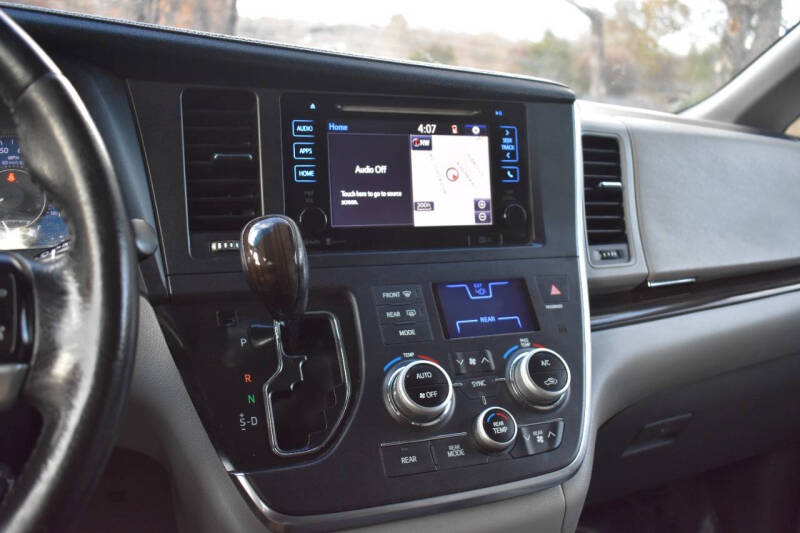 2015 Toyota Sienna XLE photo 24