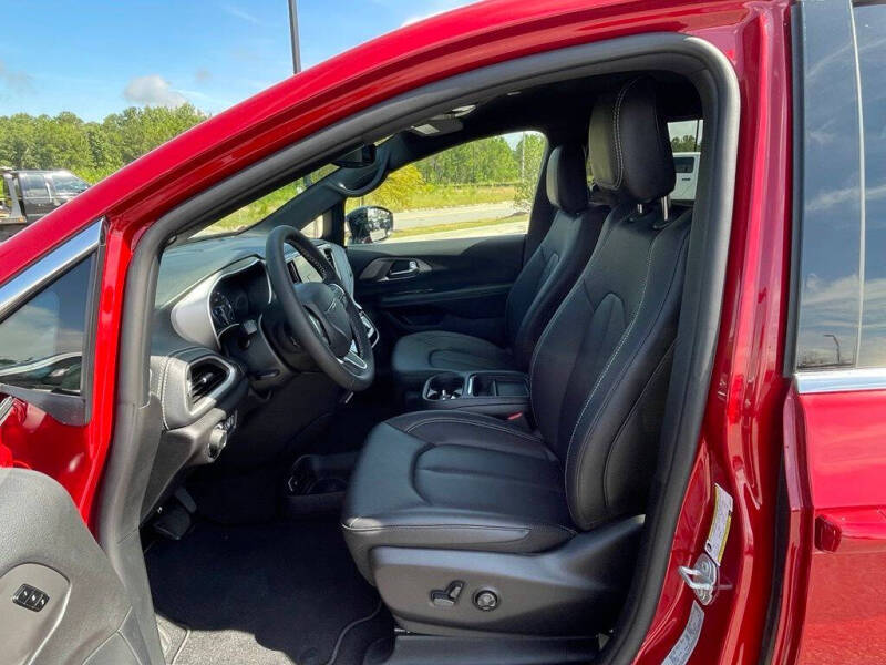 2027 Chrysler Pacifica Select