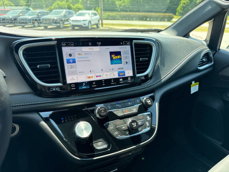 2027 Chrysler Pacifica Select
