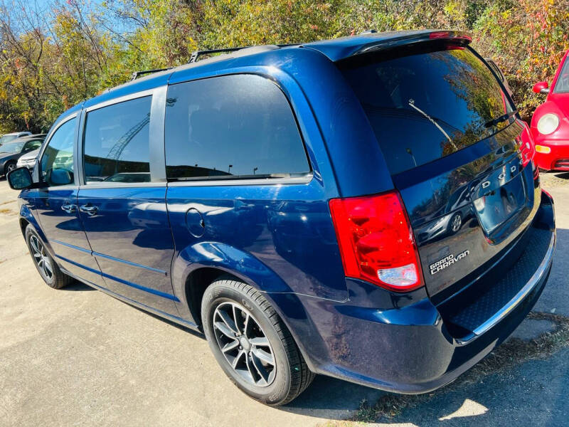 2017 Dodge Grand Caravan GT photo 3