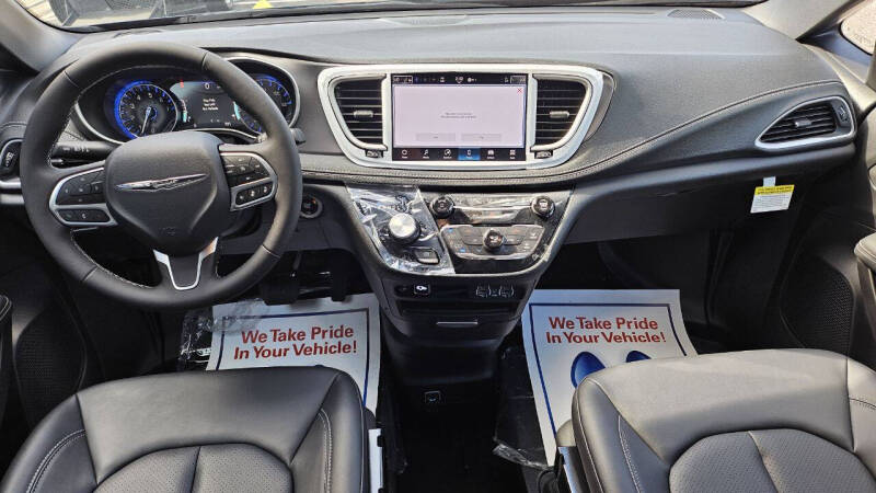 2025 Chrysler Pacifica Select