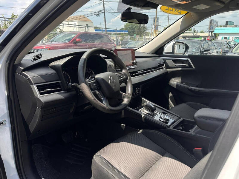 2022 Mitsubishi Outlander ES